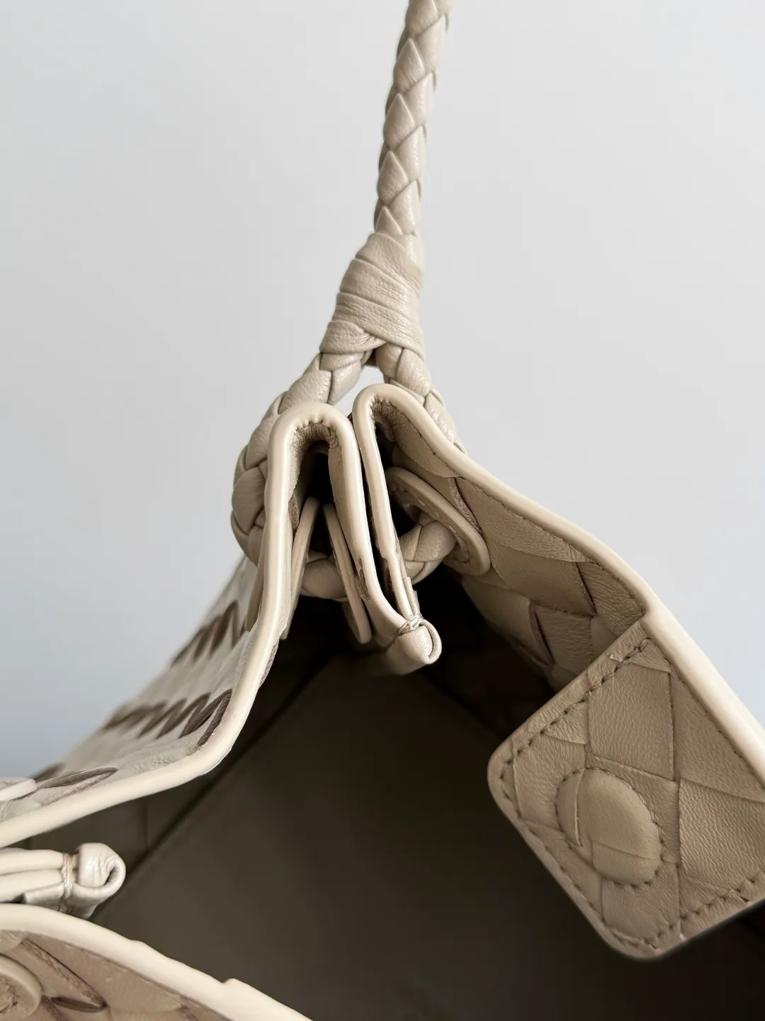 Batch 1760 BV home is new! Andiamo combines the Bottega Veneta archive parachute handbag to inherit retro elements and integrate modern trends. The same style as Shu Qi's in Beijing Night. It is a continuation of the classic bag. It has three functions: hand carry, shoulder and cross-body. It is embellished with metal brass knot buckles. It is small and has an amazing capacity. It can easily hold sunglasses in a box / small bottle of water / powder powder / charger and other daily necessities when going out. The upper body is versatile. Style number: 796569 Size: 21*17*16.5cm